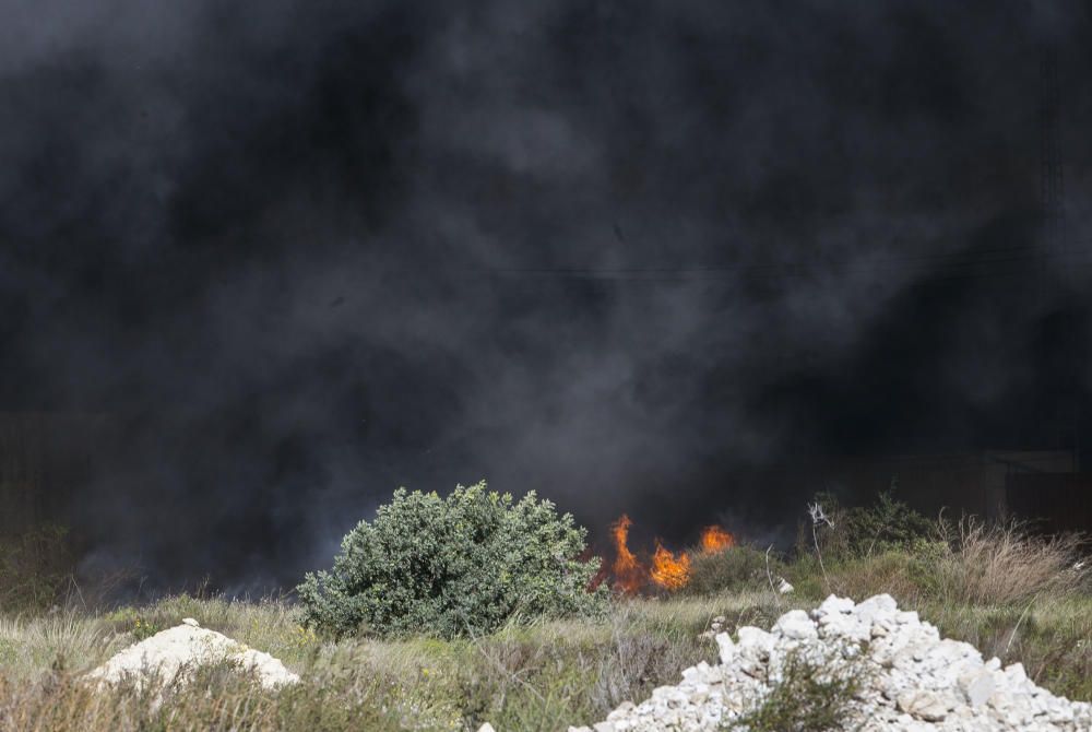 Más de 30 bomberos participan en la extinción del fuego