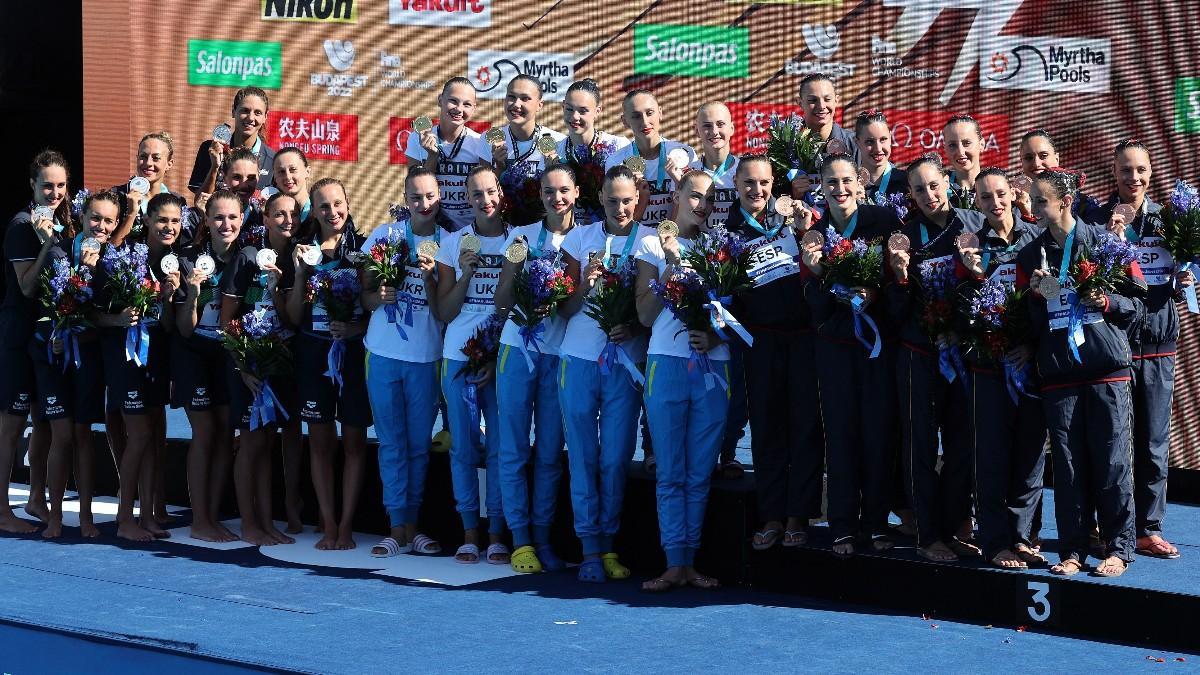 Italia (izquierda), Ucrania (centro) y España (derecha) posando con sus medallas