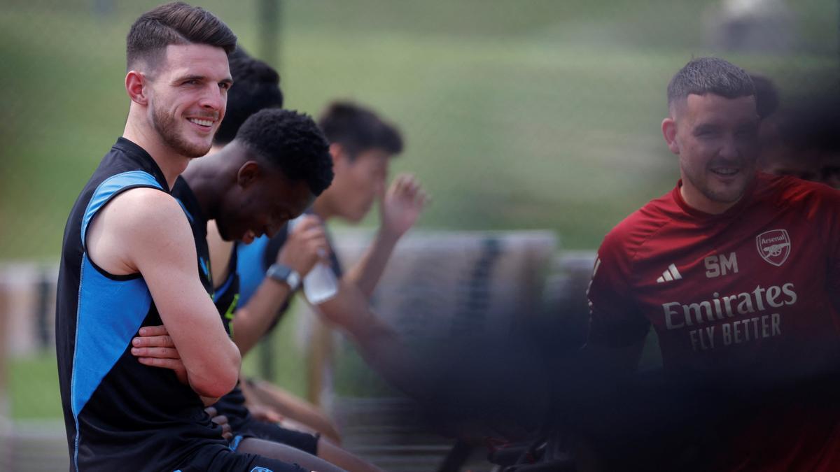 Declan Rice, el futbolista inglés más caro de la historia, en la bicicleta estática, en un entrenamiento de recuperación del Arsenal.