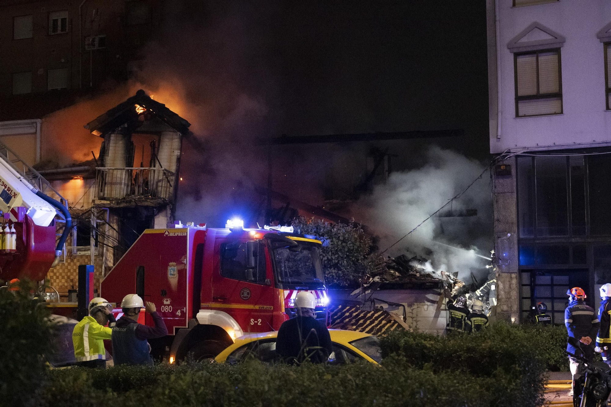 Una explosión derrumba un edificio de Santander y se busca a tres personas desaparecidas