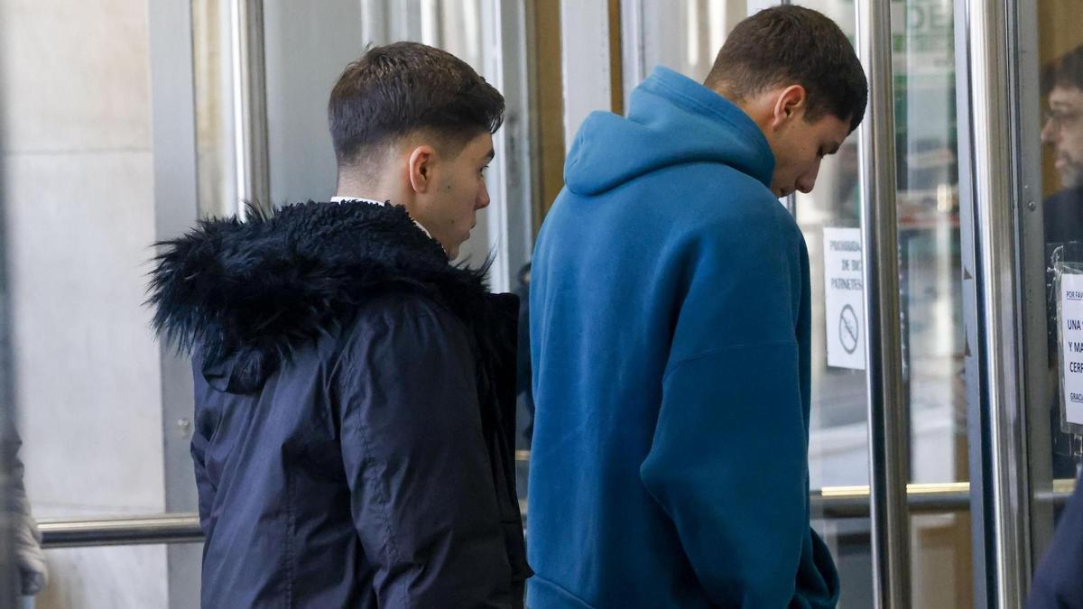 Los jugadores Juan Rodríguez y Ferrán Ruiz, a su entrada en los juzgados de Plaza Castilla de Madrid