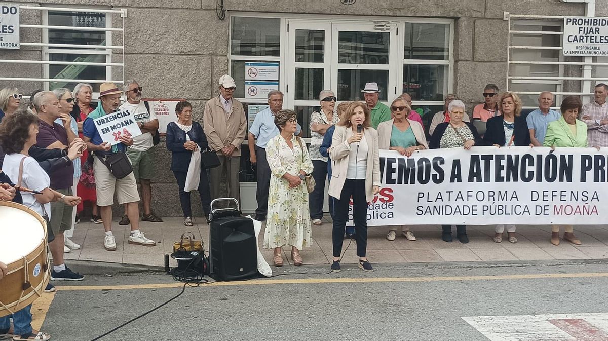 Un momento de la intervención de Dolores Chapela ayer junto al centro de salud moañés.