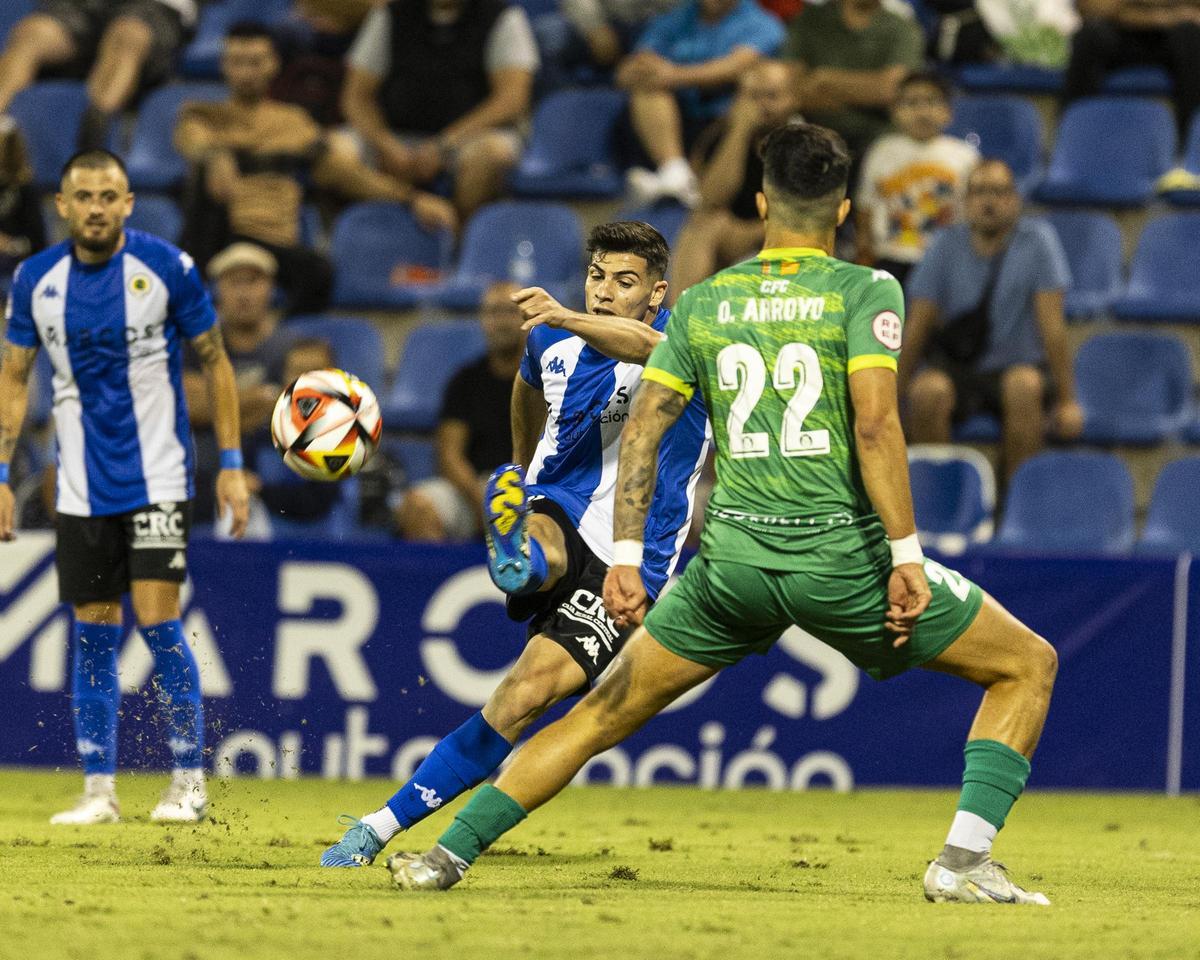 Nico Espinosa golpea con rosca el balón durante el partido contra el Cerdanyola en el Rico Pérez de Alicante.