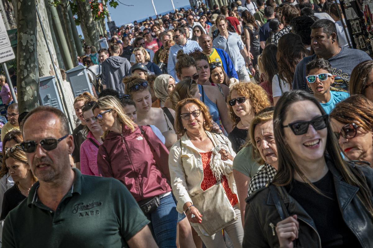 Paseantes en la Barceloneta.