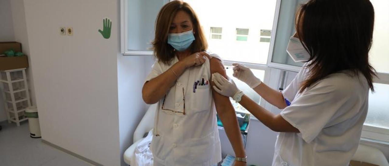 Una enfermera vacuna a una compañera en el hospital Miguel Servet, durante la campaña contra el covid.