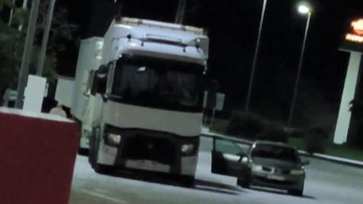 Los presuntos ladores asaltaban a personas que dormían en sus coches para robarles bolsos y maletas, pero también rajaban las lonas de los camiones para sustraer mercancías.