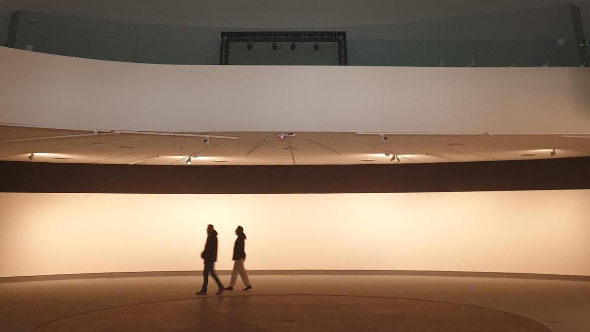 Dos visitantes en la intervención de Ramón Isidoro  en la Cúpula del Niemeyer.
