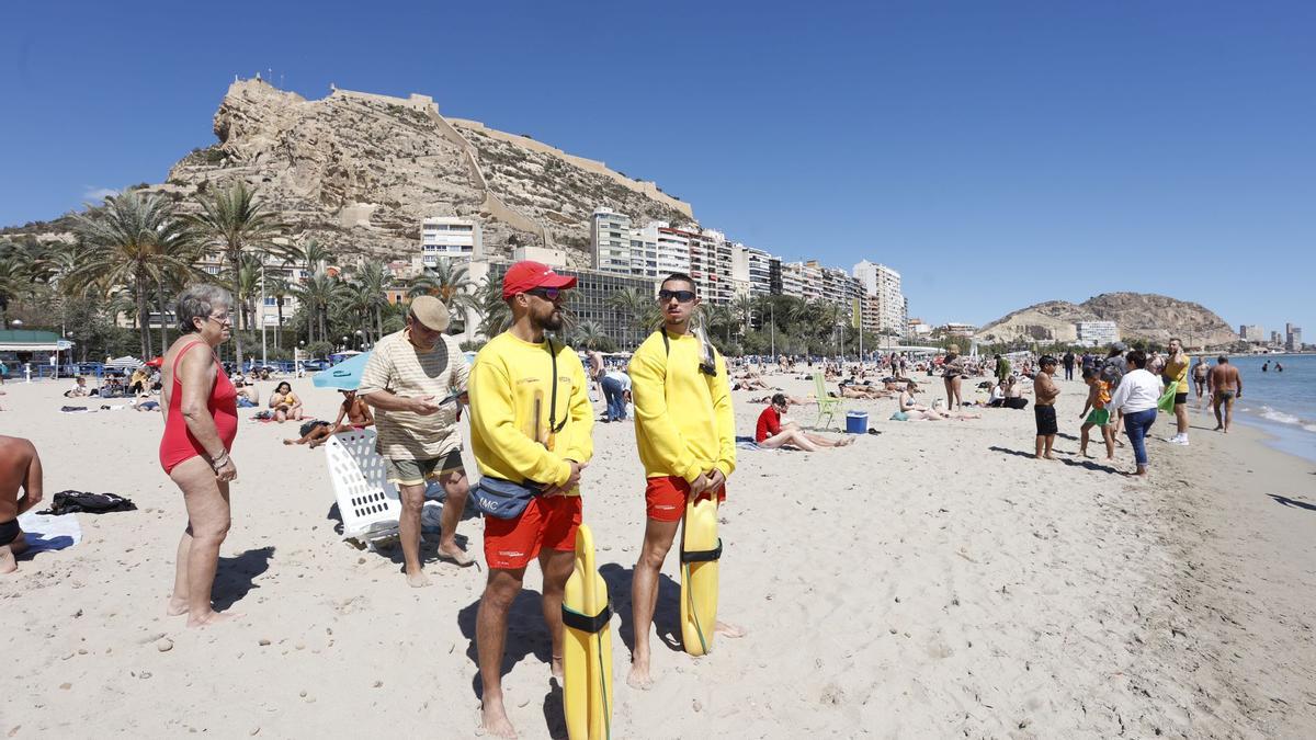 Los socorristas se han dejado ver este fin de semana en distintas playas de la provincia.