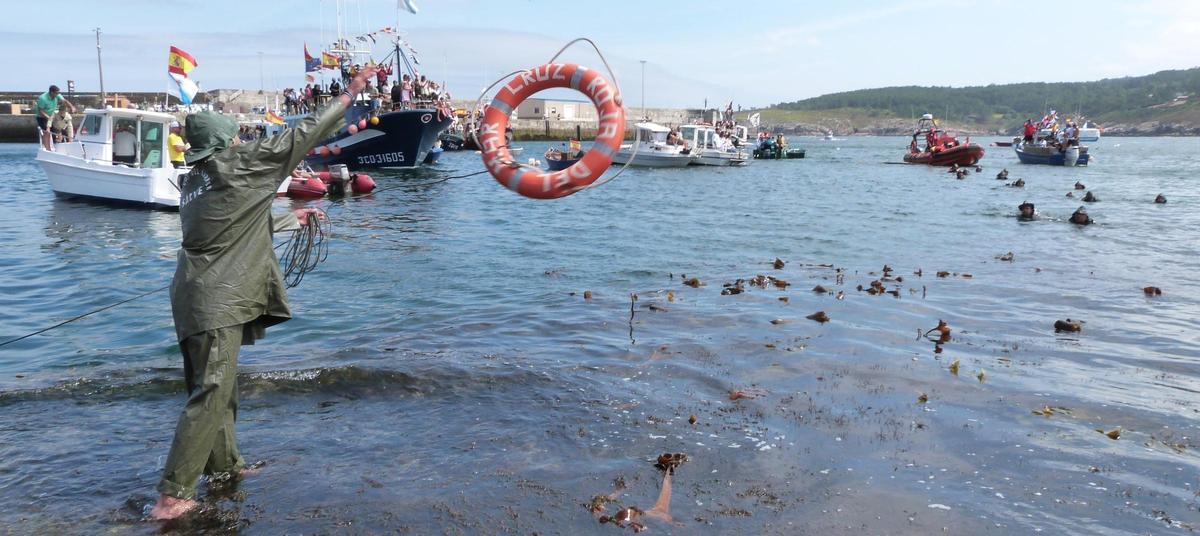 Milagre en Laxe: a Virxe do Carme resucita a un mariñeiro na recreación do Naufraxio Milagre en Laxe: a Virxe do Carme resucita a un mariñeiro na recreación do Naufraxio