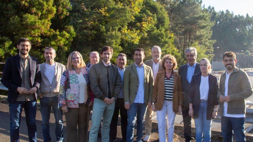 Participantes en la visita del PP a Caldas.