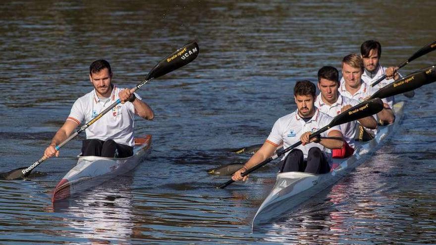 Saúl Craviotto rema junto al K-4 comandado por Carlos Garrote.