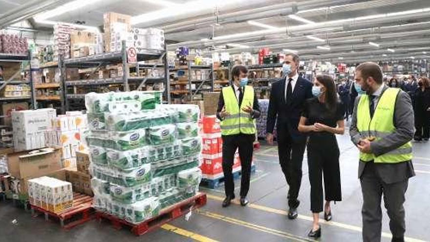 Felipe VI y doña Letizia, durante la visita.