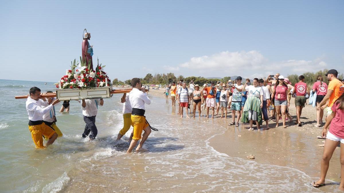 Momento en el que los devotos marineros sacaron la imagen de Sant Pere del agua, este miércoles, en la Ribera de Cabanes.