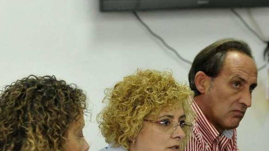 Por la izquierda, Beatriz Llaneza, Gloria García y José Manuel Rodríguez, ayer, en la sede del PP de Mieres.