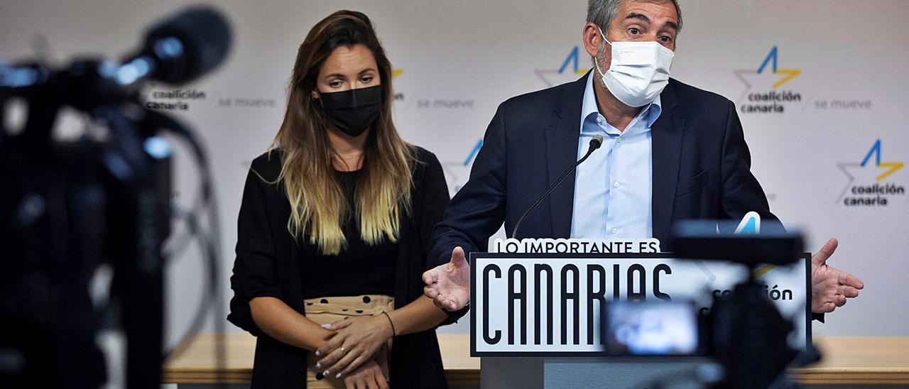 María Fernández, portavoz de Coalición Canaria, y Fernando Clavijo, secretario general de los nacionalistas, ayer durante la rueda de prensa. | | EFE