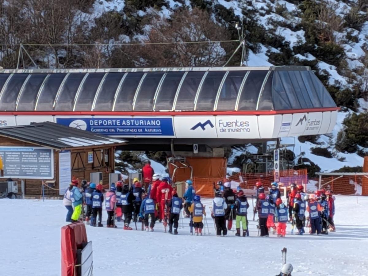 Esquiadores en la zona baja de Fuentes de Invierno la semana pasada