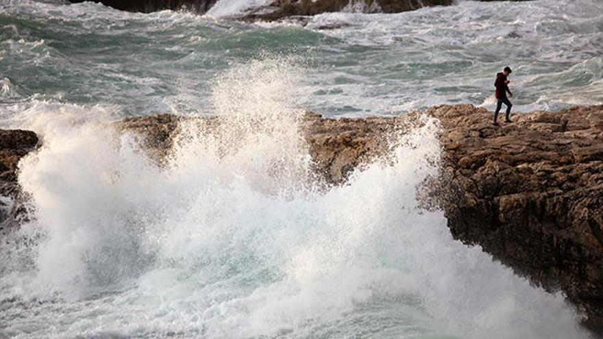 La borrasca Flora deja en Mallorca vientos muy fuertes y olas de hasta seis metros