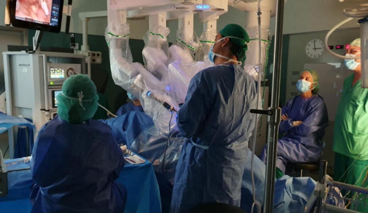 Intervención ginecológica con Da Vinci en el HUC.