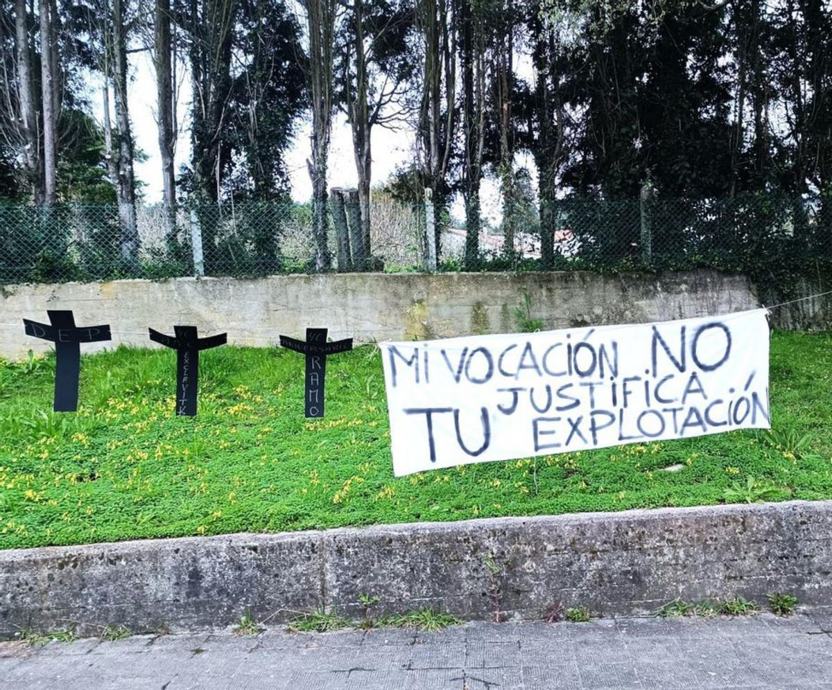 Cartel que instalaron trabajadores hace unos meses.