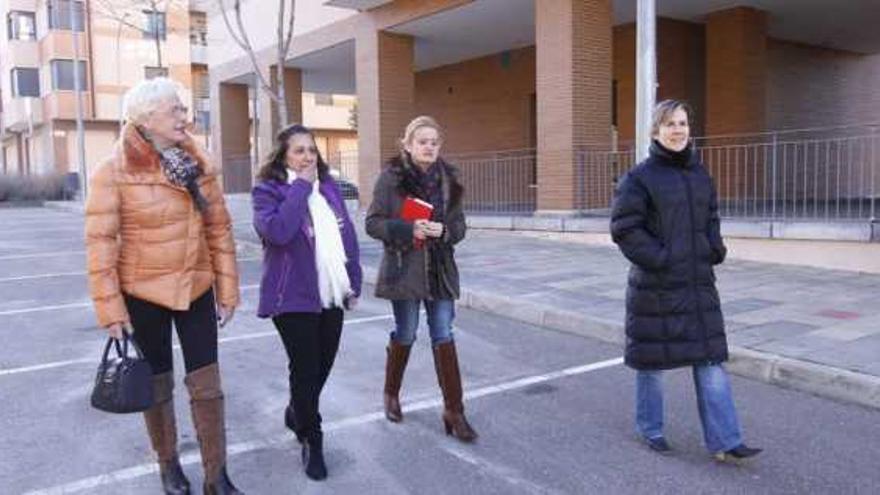 La presidenta de Vista Alegre (segunda por la izquierda) en la visita del PSOE.
