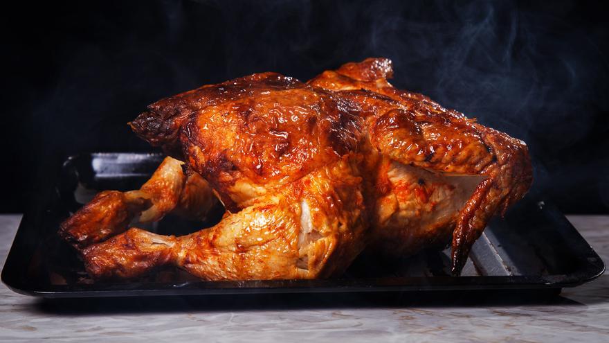 ¿Es malo comerse la piel del pollo asado?