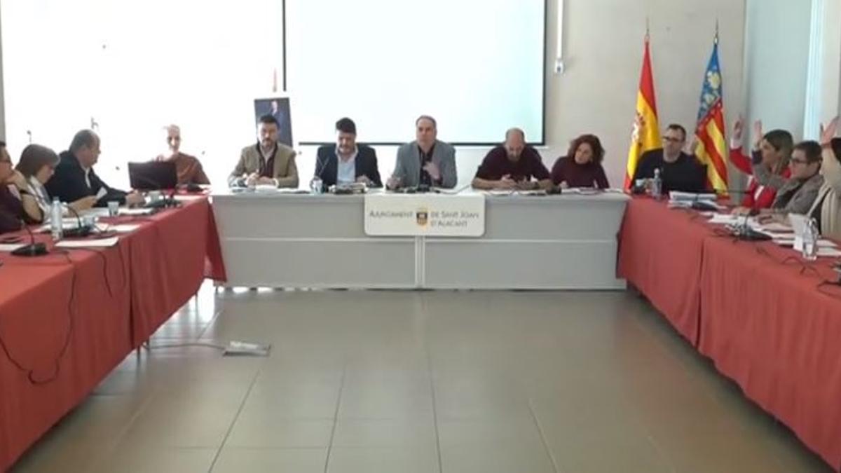 Momento en que PSOE y Compromís se abstienen en el pleno
