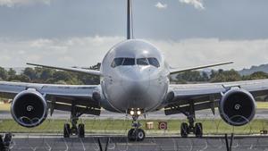 Un avión en la pista de un aeropuerto