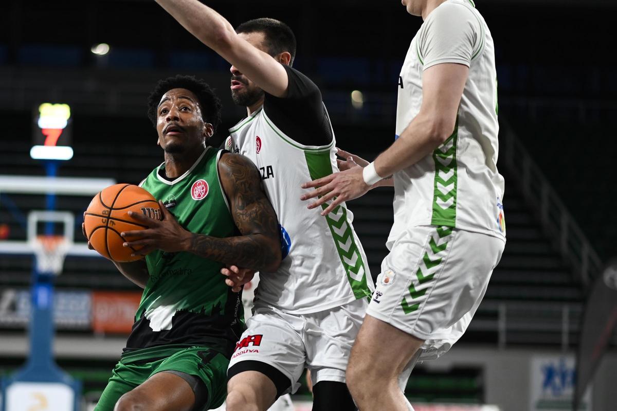 JaMonta Black penetra a canasta.