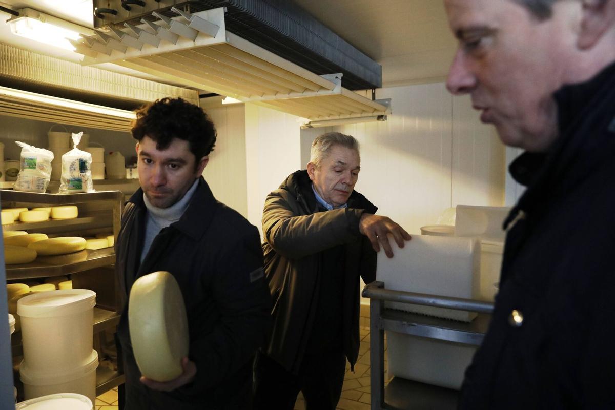 Pablo Álvarez, José Manuel Álvarez y Marcelino Marcos, en la quesería Gorfolí.