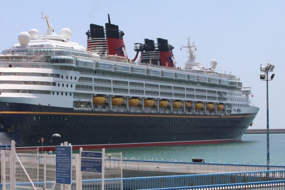 El 'Disney Magic' ha atracado en el Puerto de Málaga.