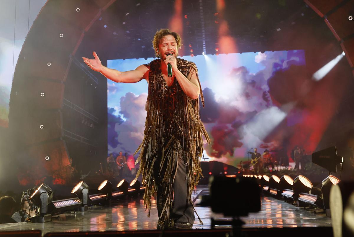 Seville, 05/2025.- Andalusian singer and composer Manuel Carrasco during the concert he offers this Saturday in La Cartuja, in Seville, in which he presents his work "Wild people". EFE/José Manuel Vidal
