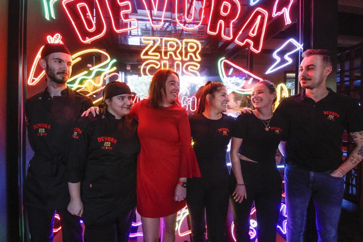 Esther, la plantilla de Devora Fast&amp;Good. Faltan Julio, Tania, María José, Jorge e Iván.