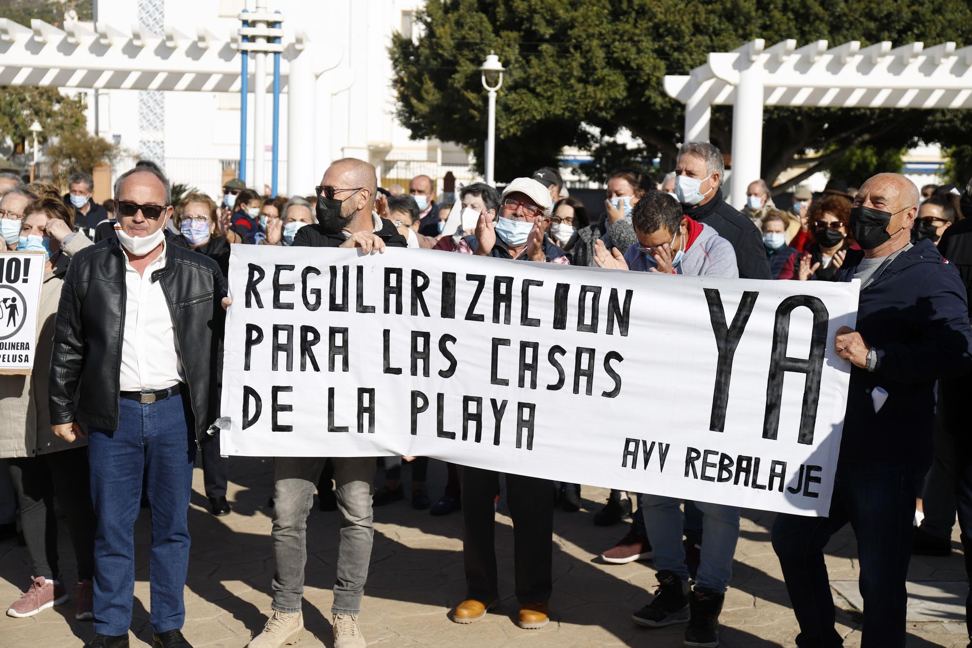 Protesta de vecinos de El Palo y Pedregalejo para pedir mejoras en la zona