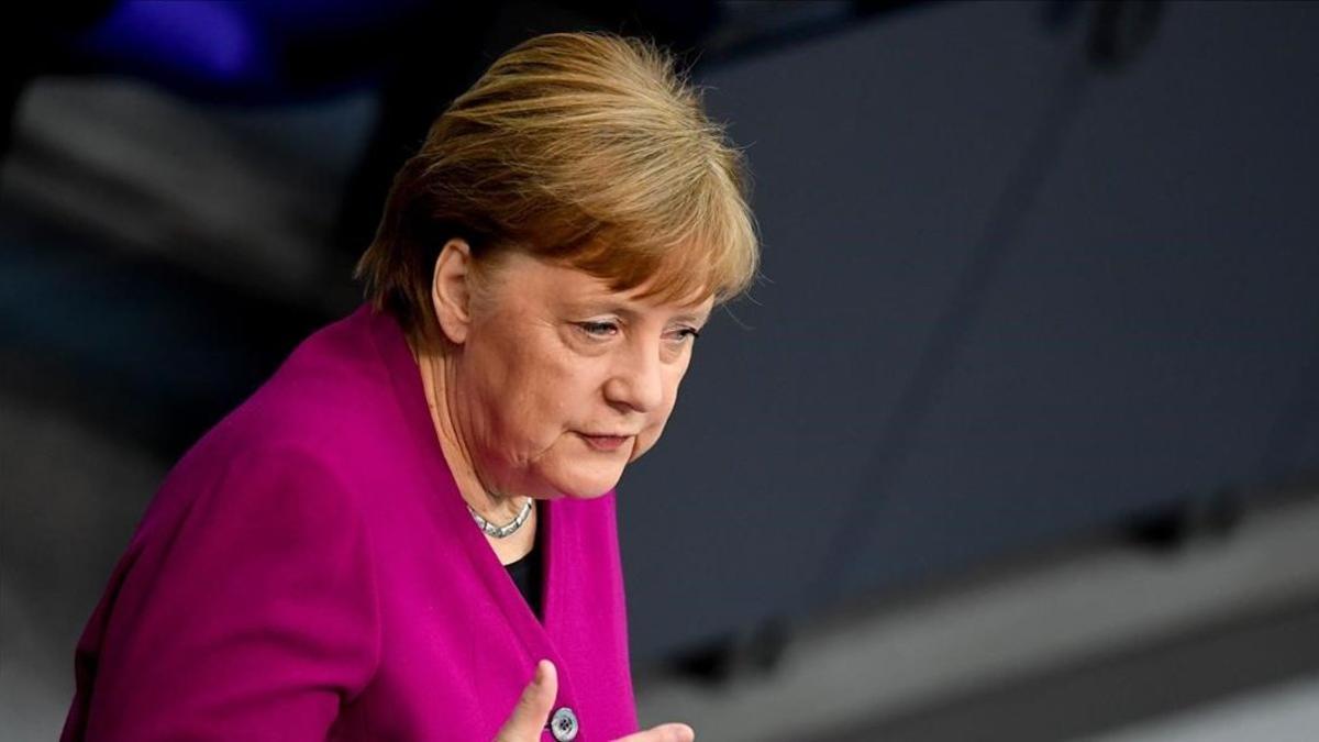 La cancillera Angela Merkel dirigéndose al Bundestag.