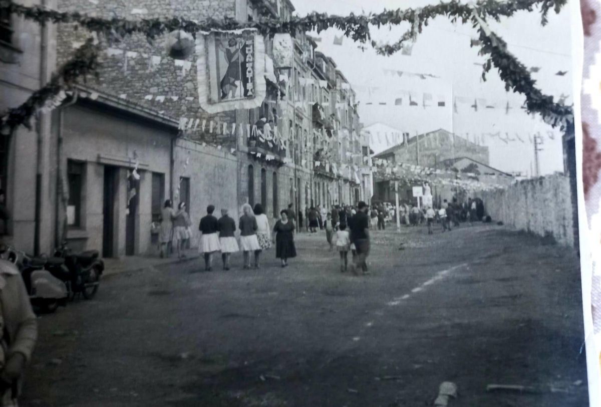 "Les cases de prau" de La Calzada engaladanadas para festejar San Juan.