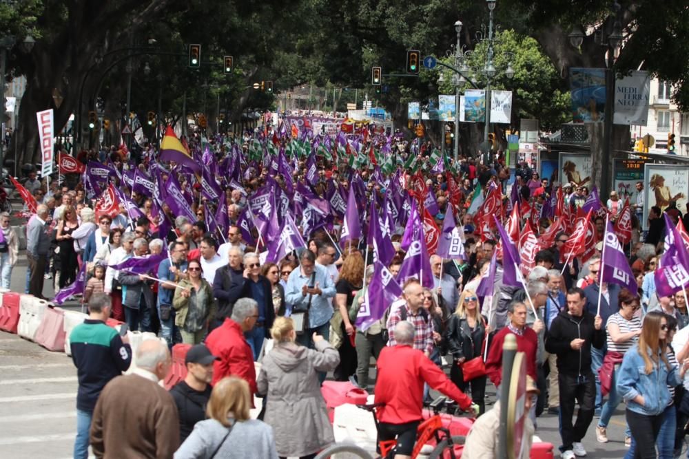 Miles de personas participan en la marcha convocada por los sindicatos para este martes, Día Internacional del Trabajo