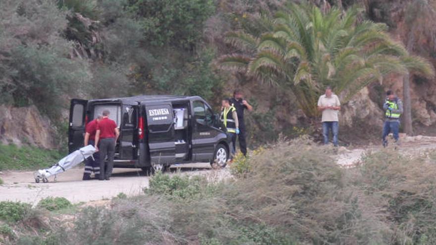 Momento en el que trabajadores de la funeraria trasladan el cuerpo del joven.