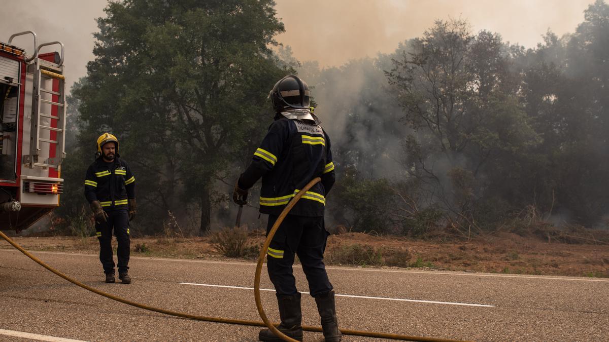 Dos bomberos desplegados para sofocar el fuego en La Culebra.