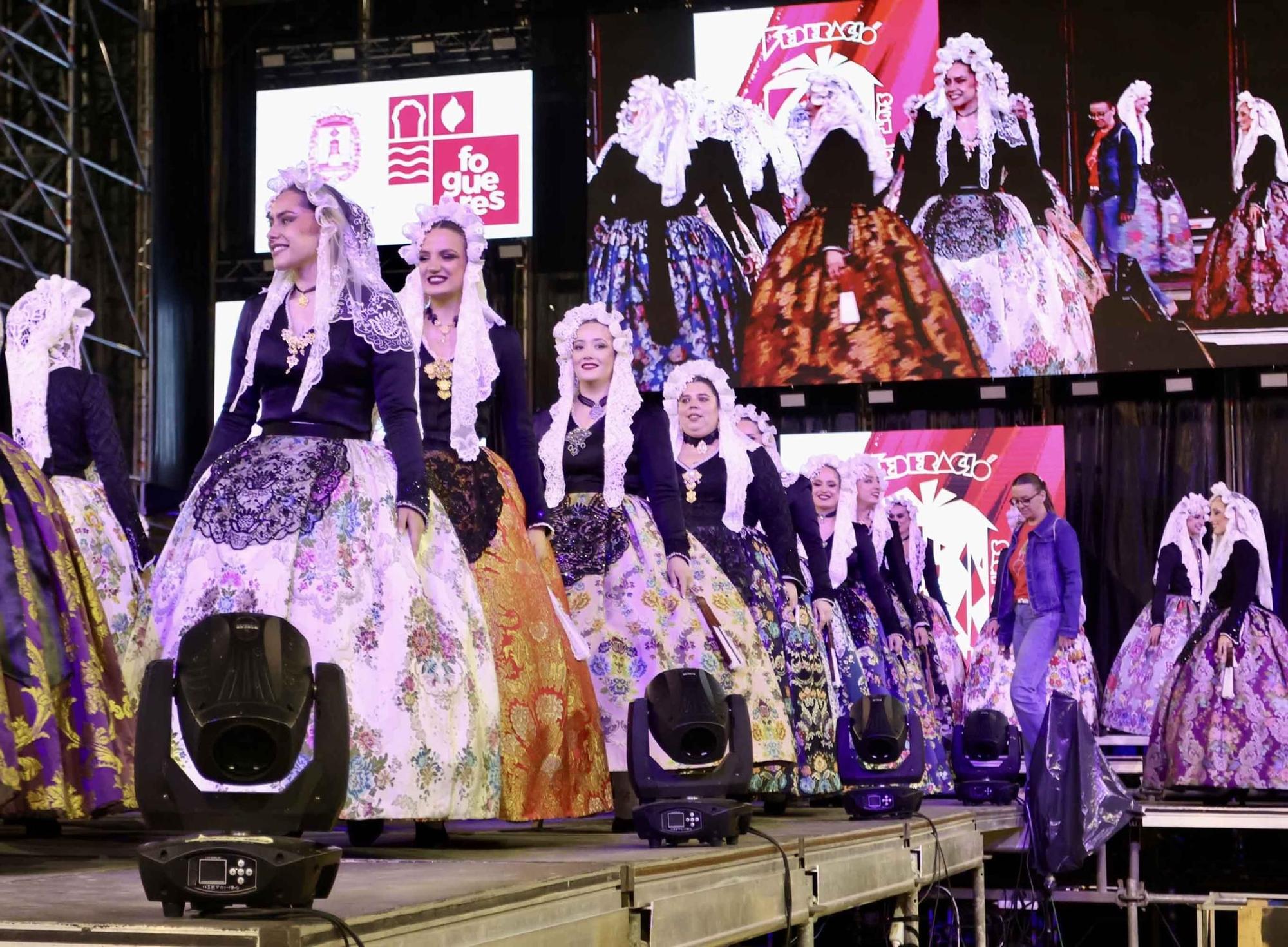 Las candidatas a Bellea del Foc 2025 ensayan con el traje de novia alicantina en la plaza de toros de Alicante