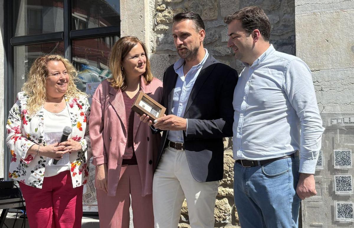 Por la izquierda, la edil Ana Pérez, Begoña López, Iván Suárez, del Llagar de Colloto, y el alcalde de Salas, Sergio Hidalgo. | D. ÁLVAREZ