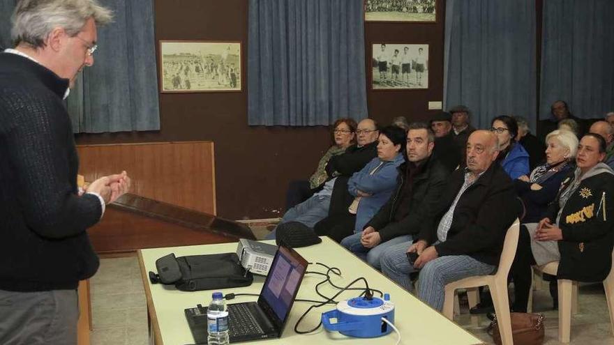 El alcalde interviene en una de las charlas vecinales sobre el PXOM. // Muñiz