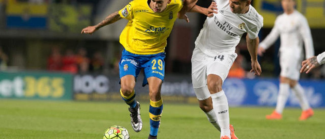 Nili Perdomo, ante Casemiro (Real Madrid), en el Gran Canaria.