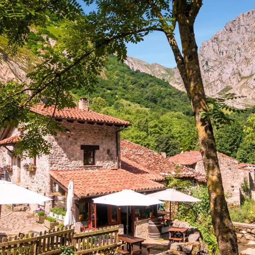 Ana y Máximo compraron una aldea abandonada en Asturias y la rehabilitaron: "Acabé por amor y acabé por todo, porque el sitio también me enamoró, evidentemente"