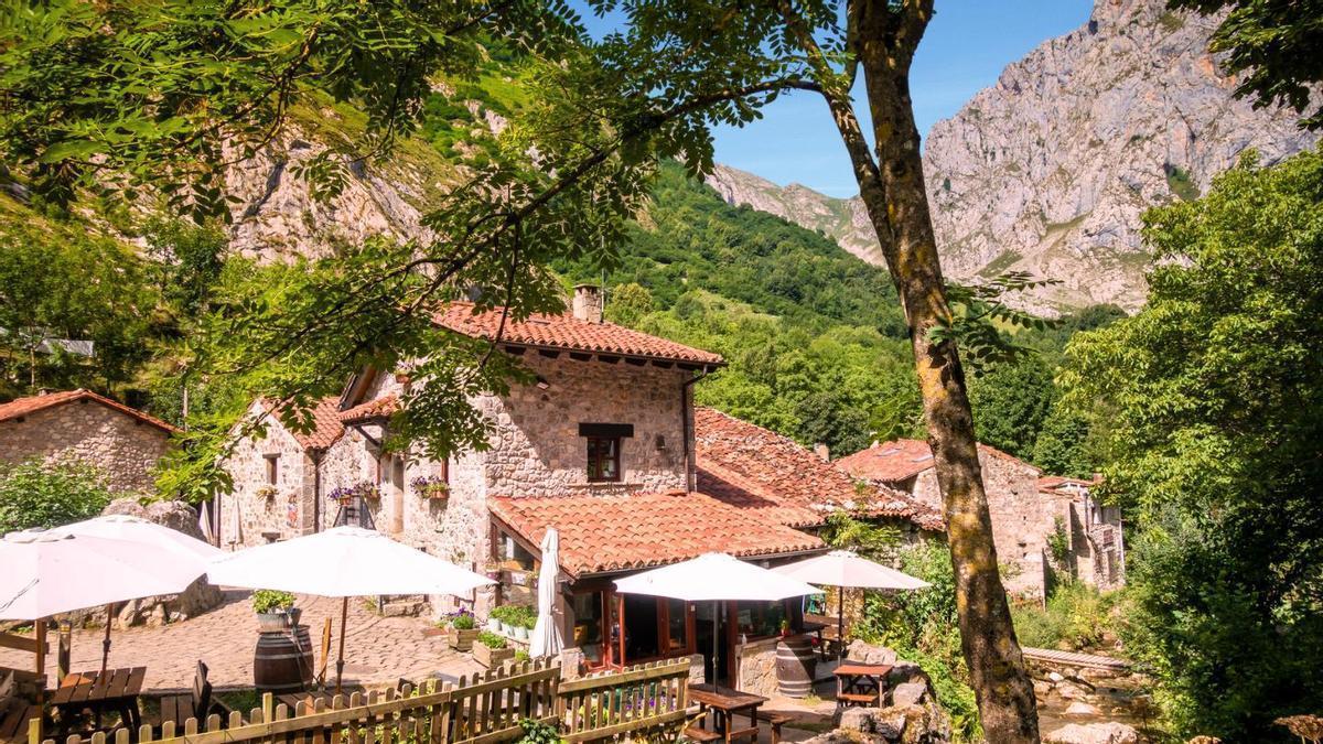 La pareja que decidió desafiar a la despoblación restaurando una antigua braña vaqueira en Asturias