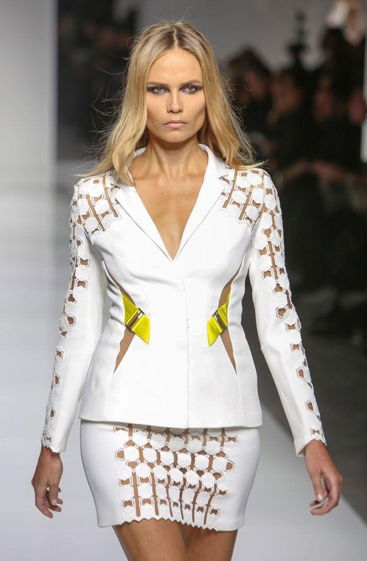 Natasha Poly, sobre la pasarela en el desfile de Atelier Versace en París