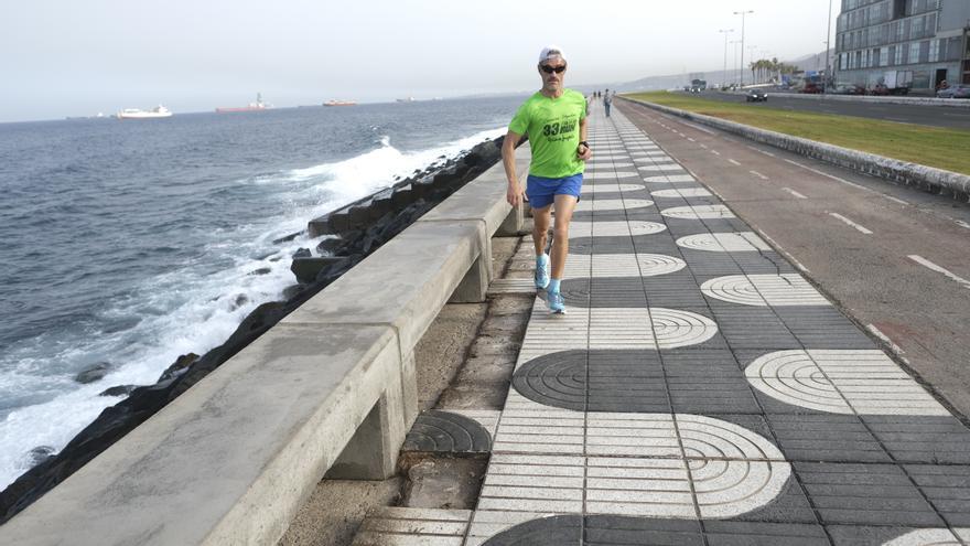 El temporal de mar destroza parte del paseo de la Avenida Marítima a la altura de Vegueta