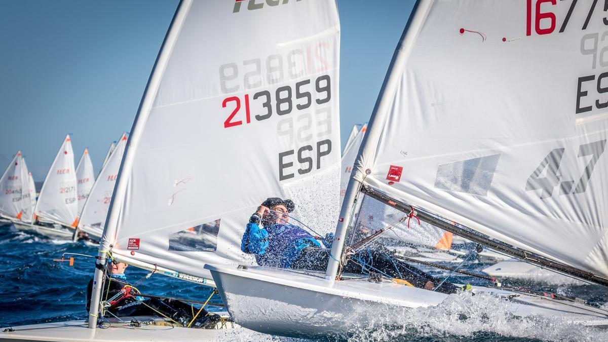 El viento endurece el estreno del Trofeo Ciutat de Palma de vela