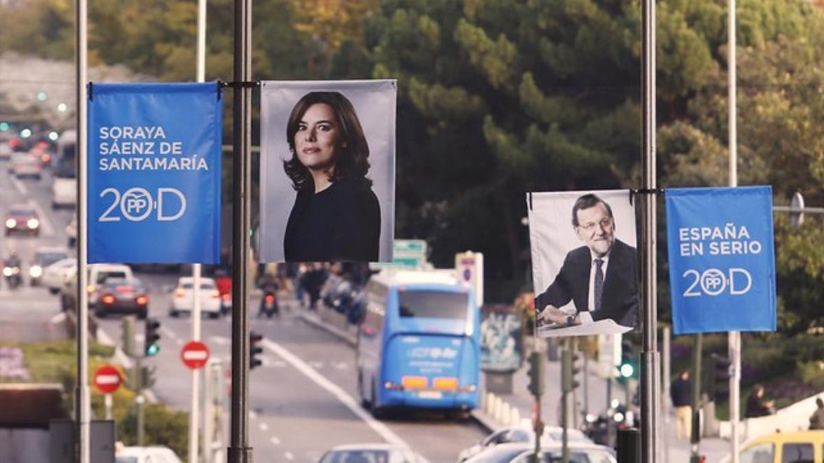 Carteles electorales del PP durante la campaña a las elecciones generales.