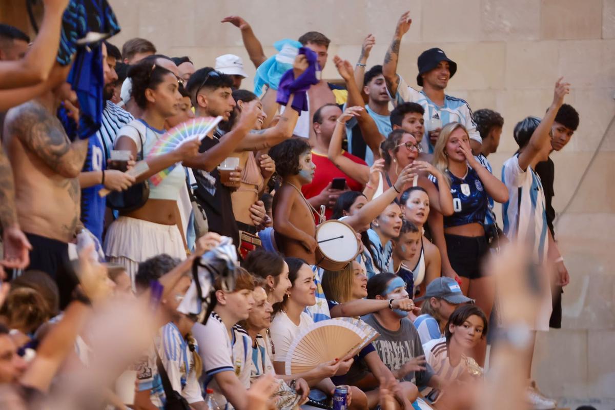 El centro de Alicante, lleno de hinchas argentinos para ver la semifinal del Mundial frente a Inglaterra