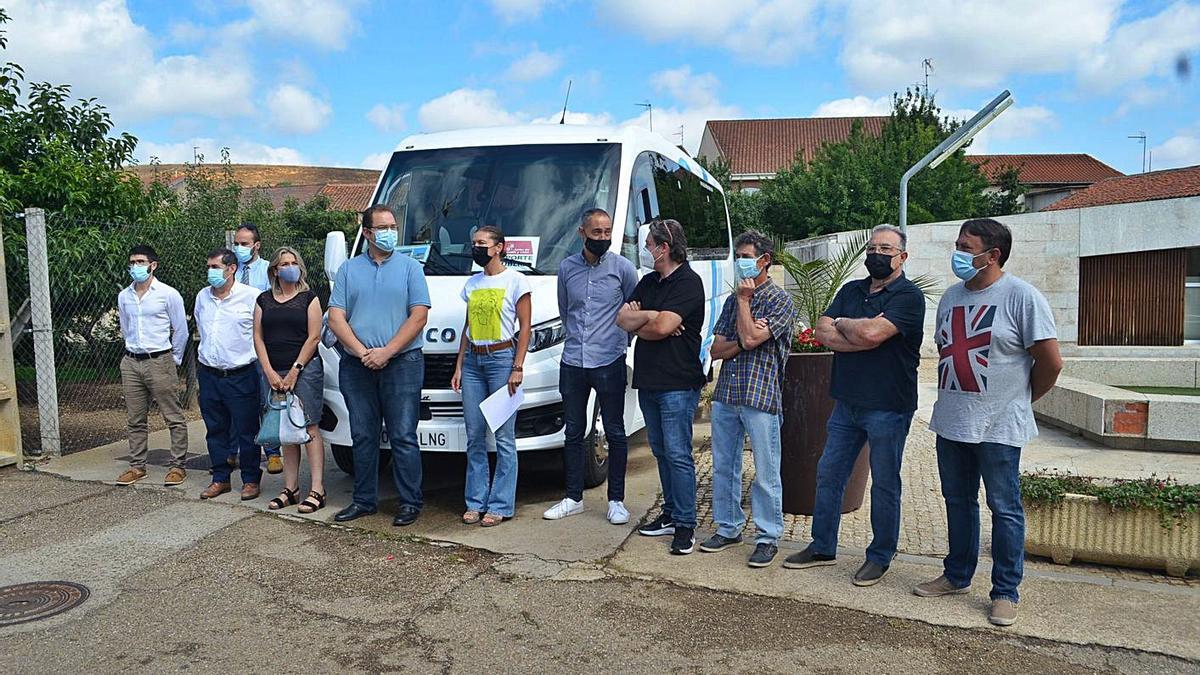 En el centro, la delegada territorial junto a alcaldes de la zona, en la presentación del bono en Camarzana. | E. P.